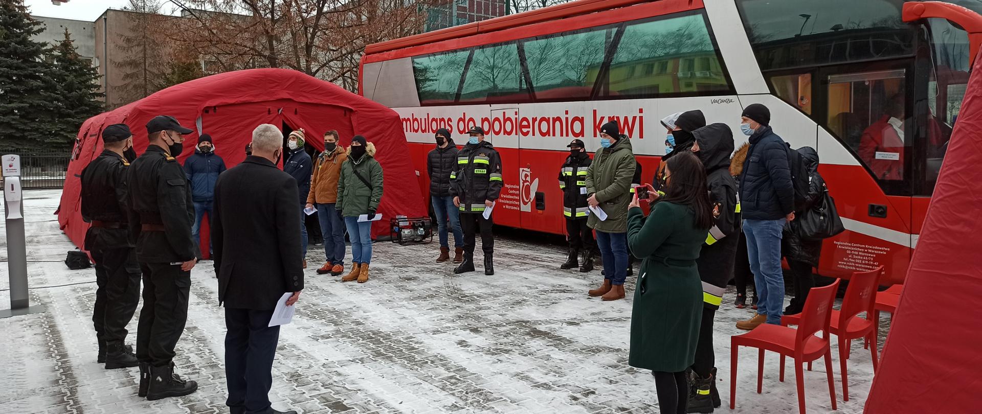Na zdjęciu znajdują się przed ambulansem do pobierania krwi osoby uczestniczące w akcji honorowego krwiodawstwa w Komendzie Wojewódzkiej PSP w Warszawie.