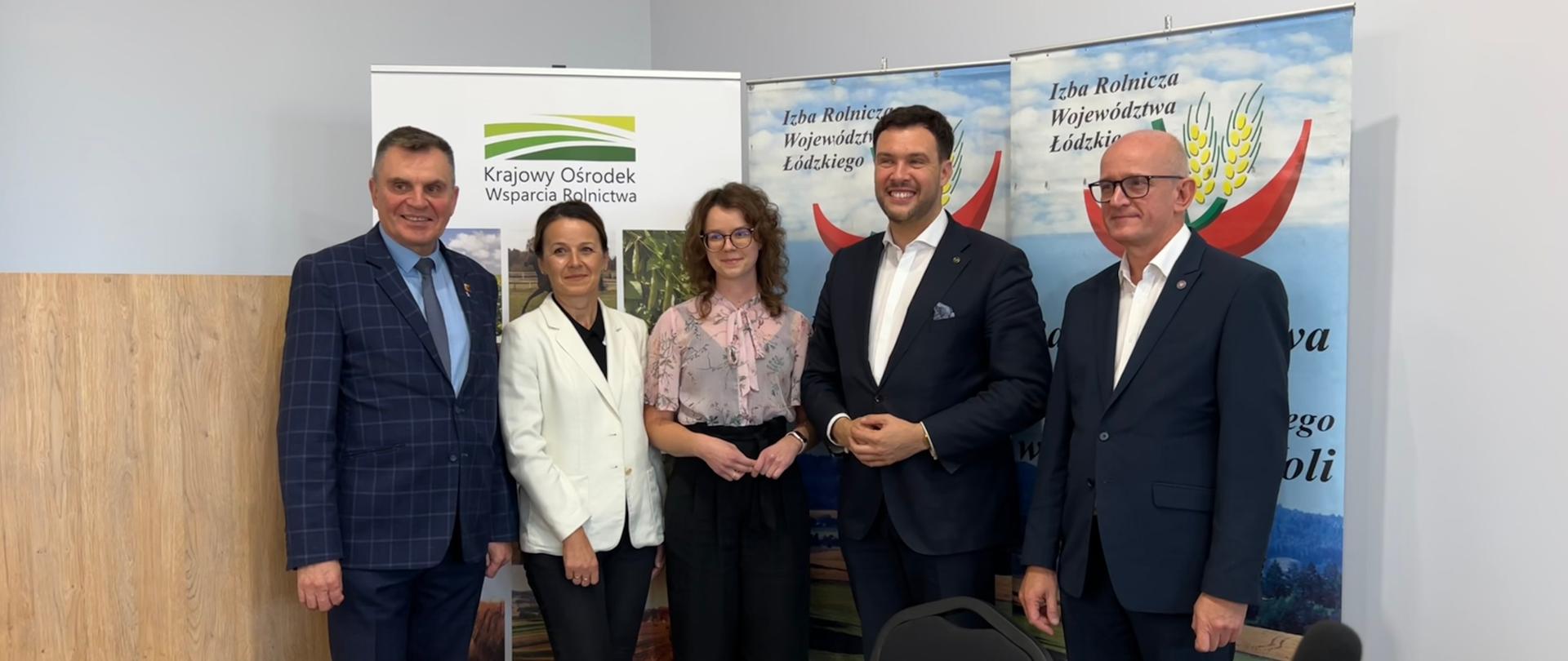 Od lewej Pan Jan Kołodziejczyk - przewodniczący Rady, Pani Renata Pędzik - kierownik Oddziału w Sieradzu, Pani Malwina Kwiatkowska - pracownik Oddziału w Sieradzu, Pan Adam Nowak - Podsekretarz Stanu w MRiRW, Pan Andrzej Janik -Pełnomocnik Wojewody ds. Rolnictwa 