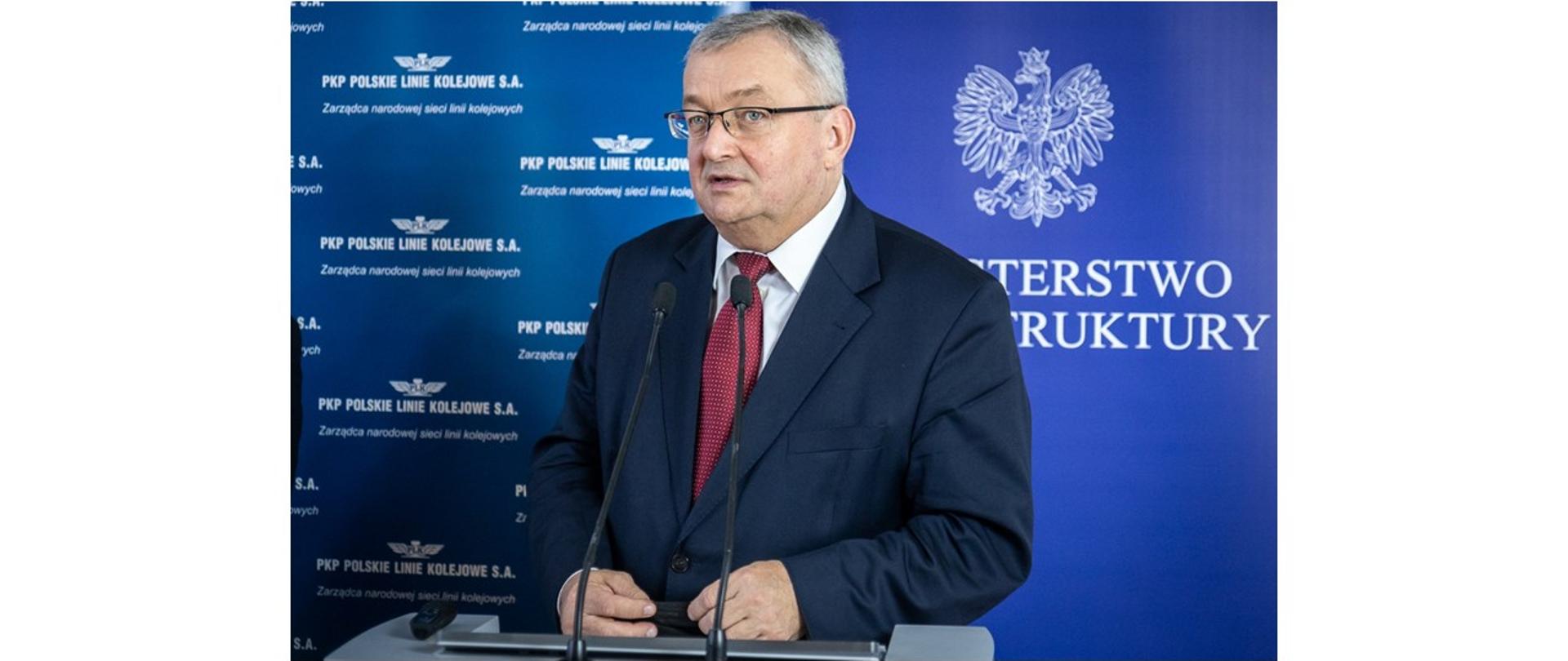 Minister infrastruktury Andrzej Adamczyk na konferencji prasowej dotyczącej ogłoszenia przetargów na modernizację linii kolejowych