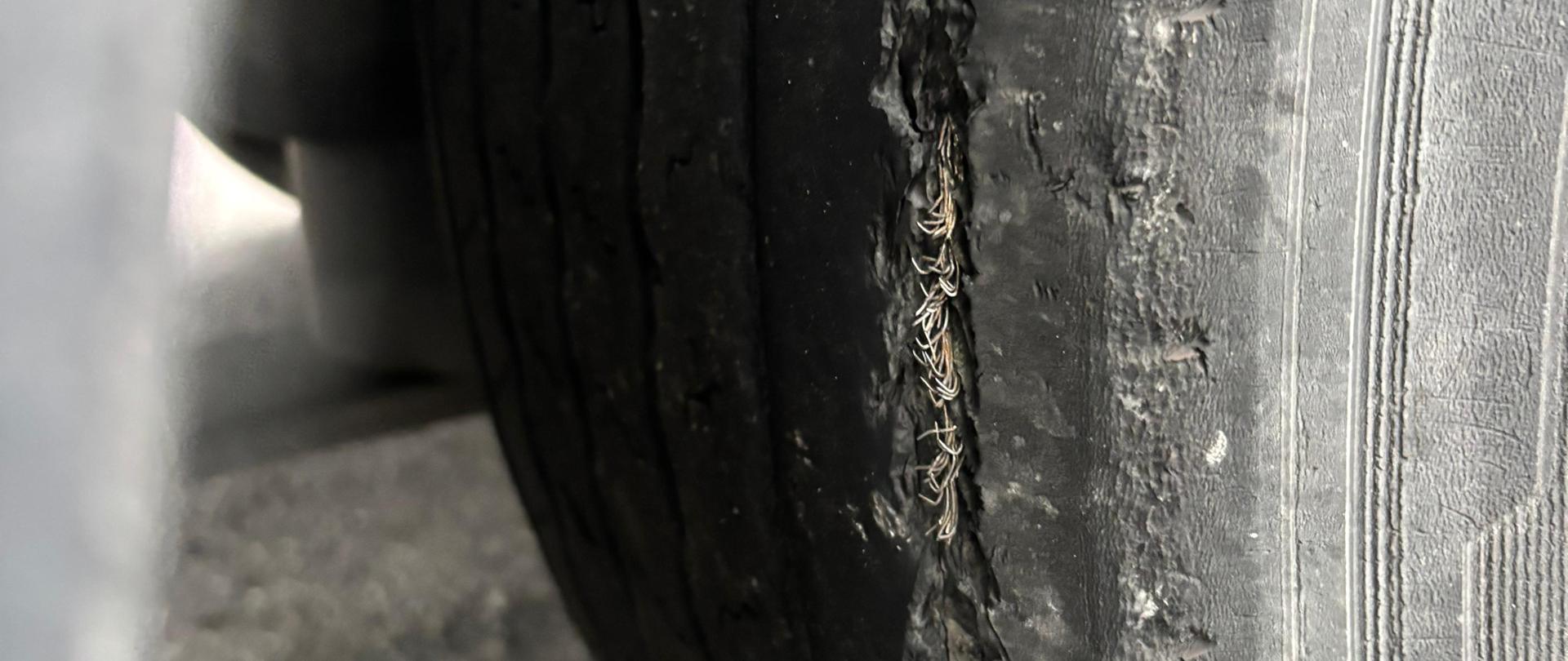 Uszkodzona opona z widocznymi drutami stalowymi