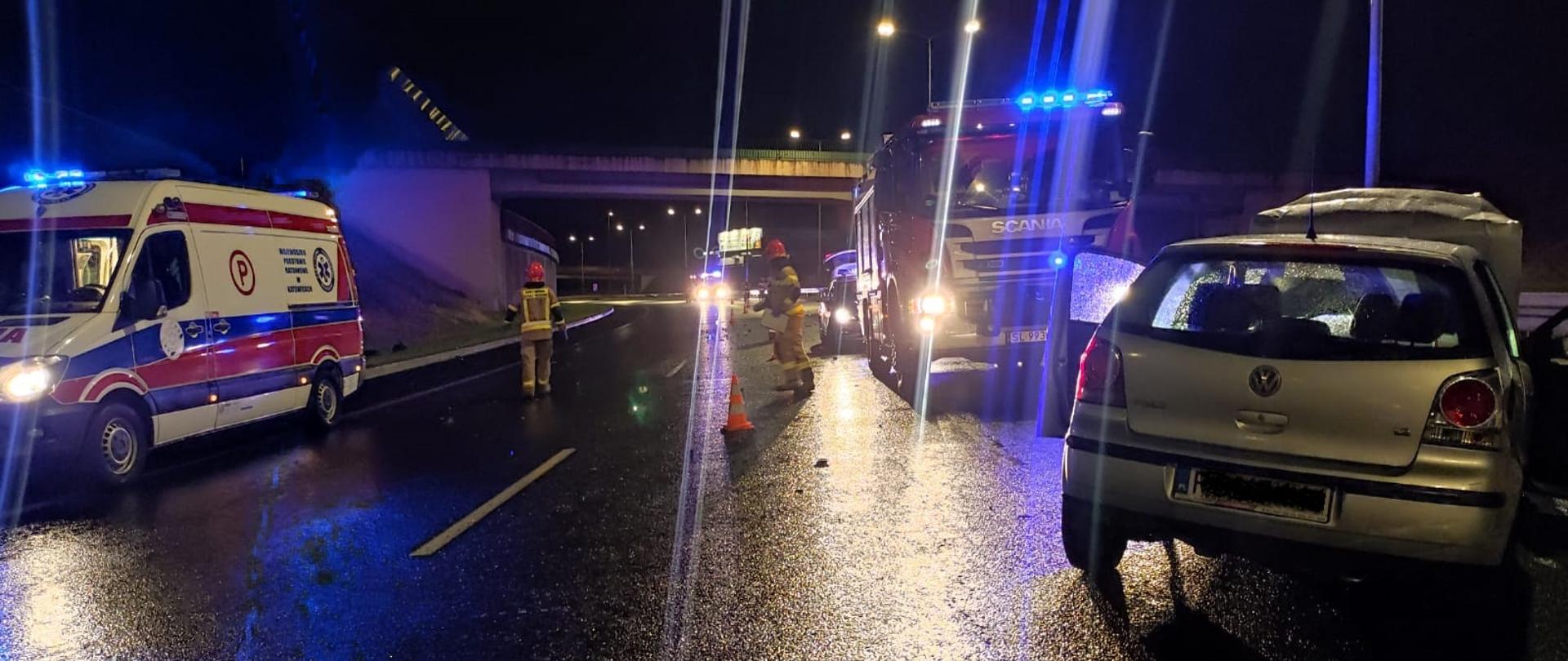 Na zdjęciu samochód który uderzył w barierkę energochłonną, Pogotowie, samochód Ratowniczo-Gaśniczy, strażacy w czasie działań