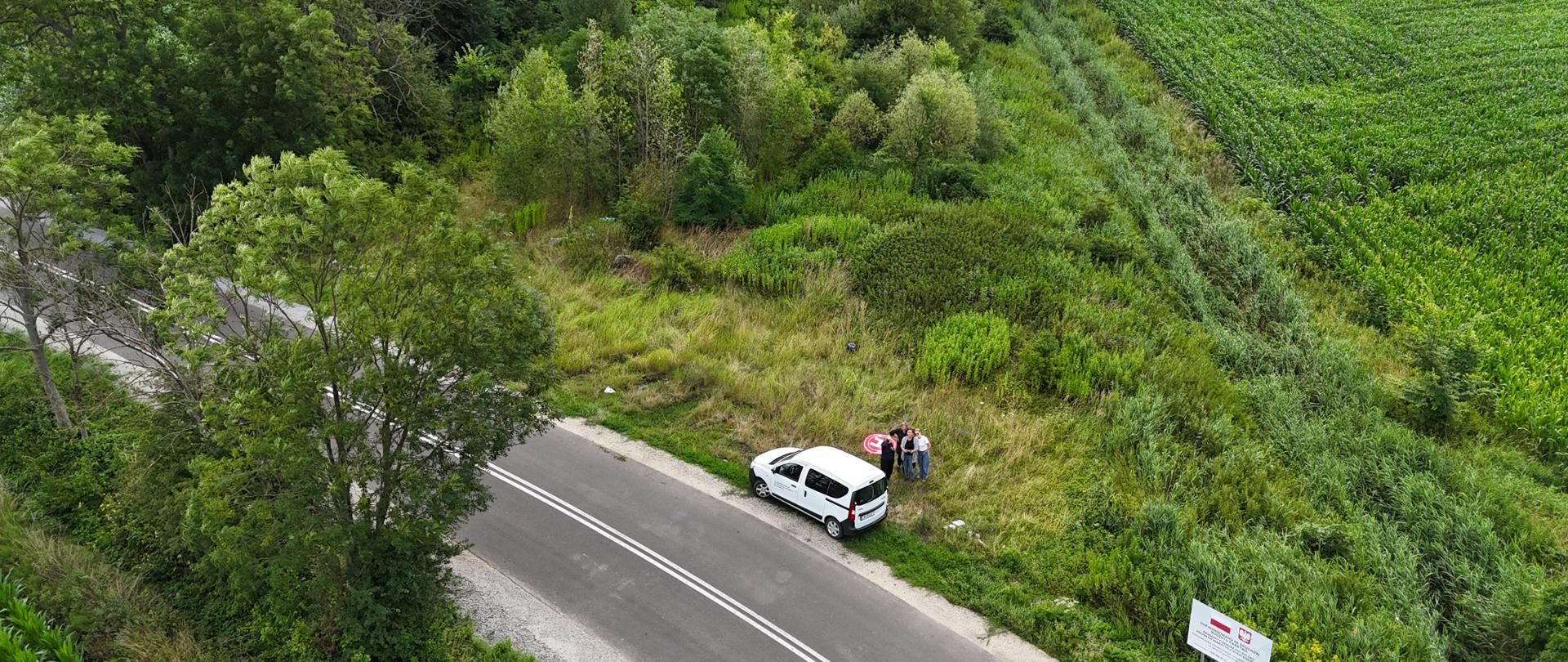 Inspektorzy WIORiN na tle polany 