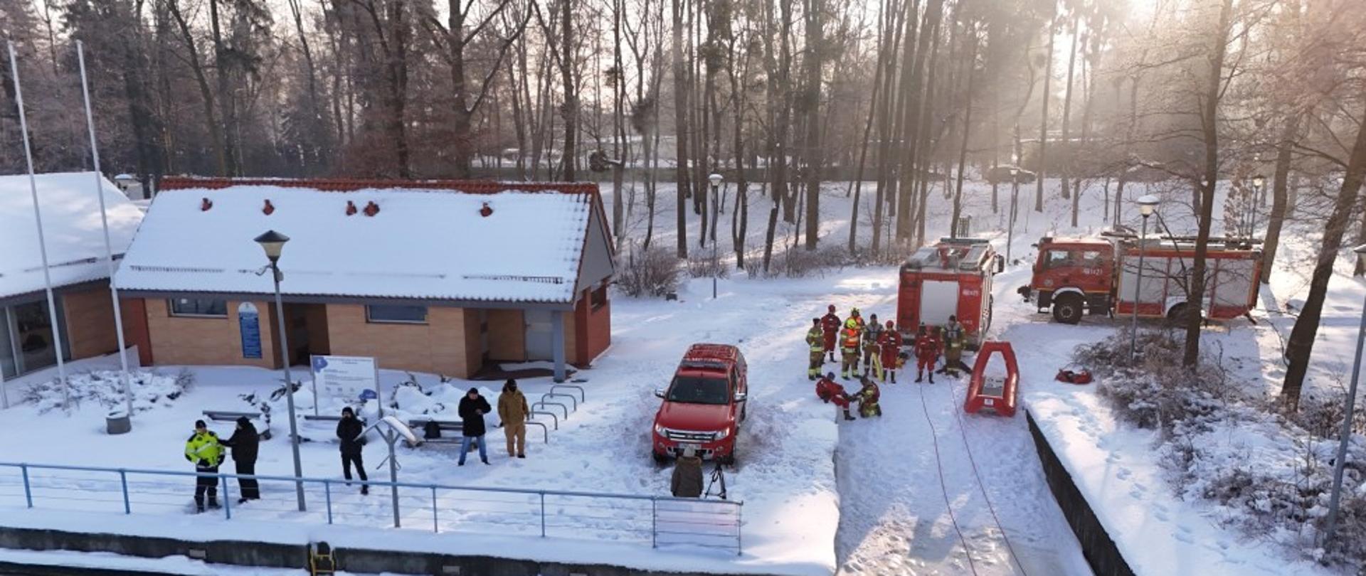 Na zdjęciu strażacy podczas ćwiczeń z ratownictwa lodowego