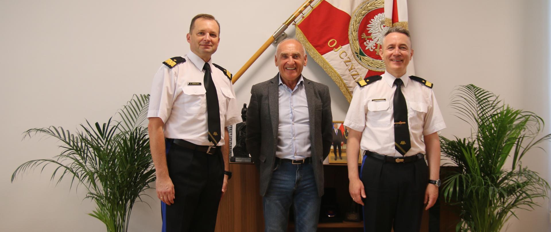 Spotkanie z mistrzem – na zdjęciu w środku Czesław Lang , z lewej zastępca komendanta głównego PSP nadbryg. dr. Adam Konieczny oraz z prawej komendant główny PSP nadbryg. Andrzej Bartkowiak
