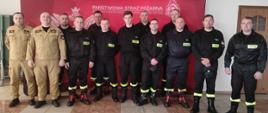 Wspólne zdjęcie absolwentów kursu z dowódcami JRG. W tle widać baner PSP. 