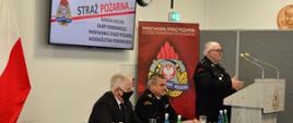 Przedstawiciel Związku Ochotniczych Straży Pożarnych RP w obecności pomorskiego komendanta wojewódzkiego, wicewojewody pomorskiego referuje działalność ochotniczych straży pożarnych. 