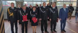Zdjęcie przedstawia wręczenie decyzji w sprawie przyznania świadczenia ratowniczego strażakom ochotniczych straży pożarnych województwa pomorskiego.