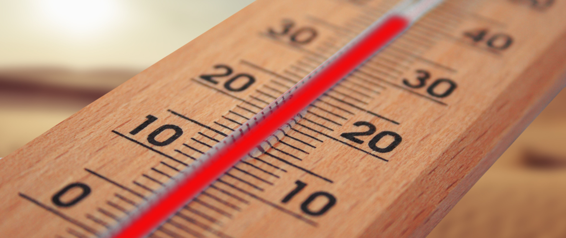 zdjęcie przedstawiające termometr ze słupkiem rtęci wskazującym prawie 40st C.