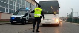 Inspektorzy przyjechali sprawdzić autobus na prośbę dzieci, które miały jechać nim na wycieczkę