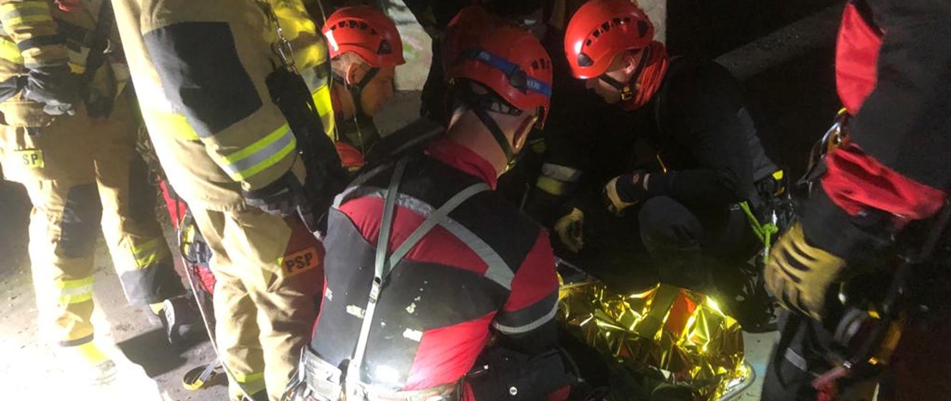 Strażacy udzielają pomocy