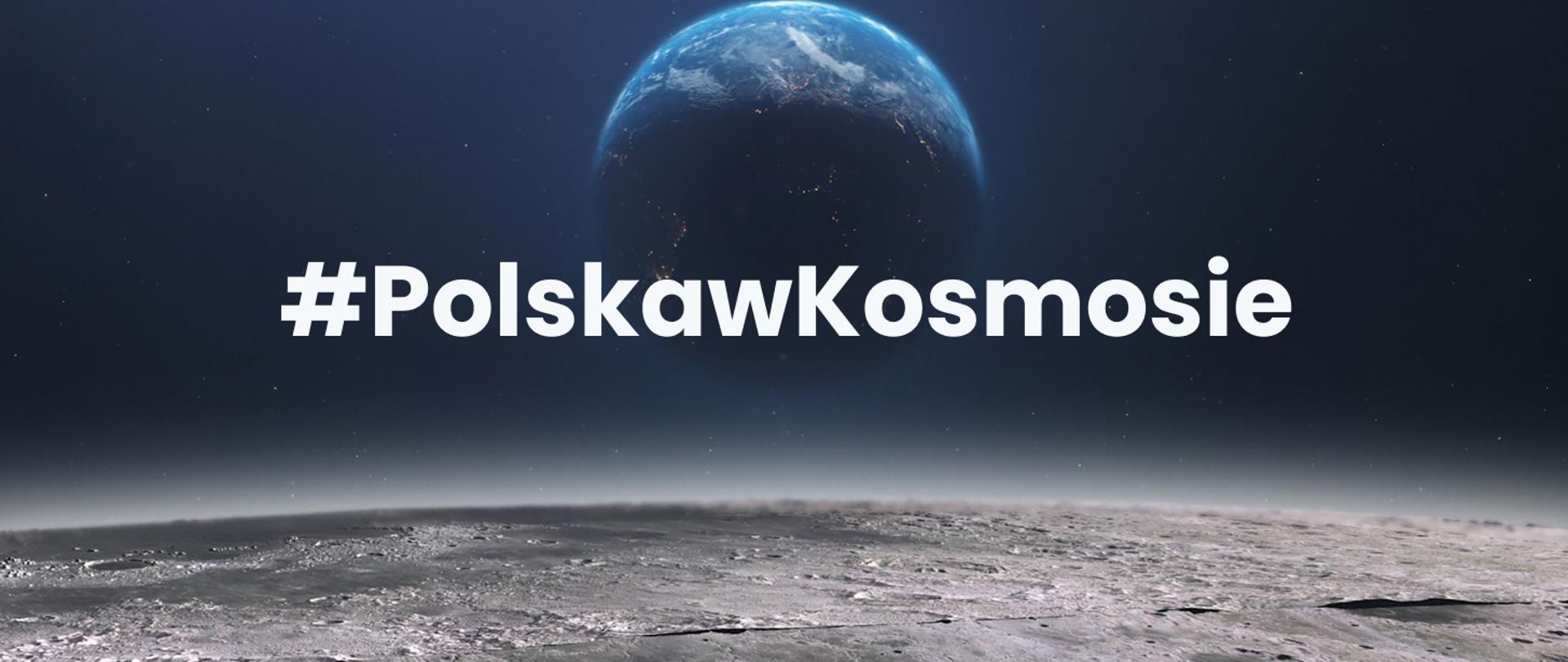 na środku napis #PolskawKosmosie, w tle widać kulę ziemską z dużej odległości, na dole widać podłoże innej planety
