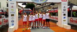 Zdjęcie przedstawia reprezentantów Polski na Mistrzostwach Europy strażaków w biegu na 10 km. Biegacze ubrani w biało czerwone stroje stoją na mecie.