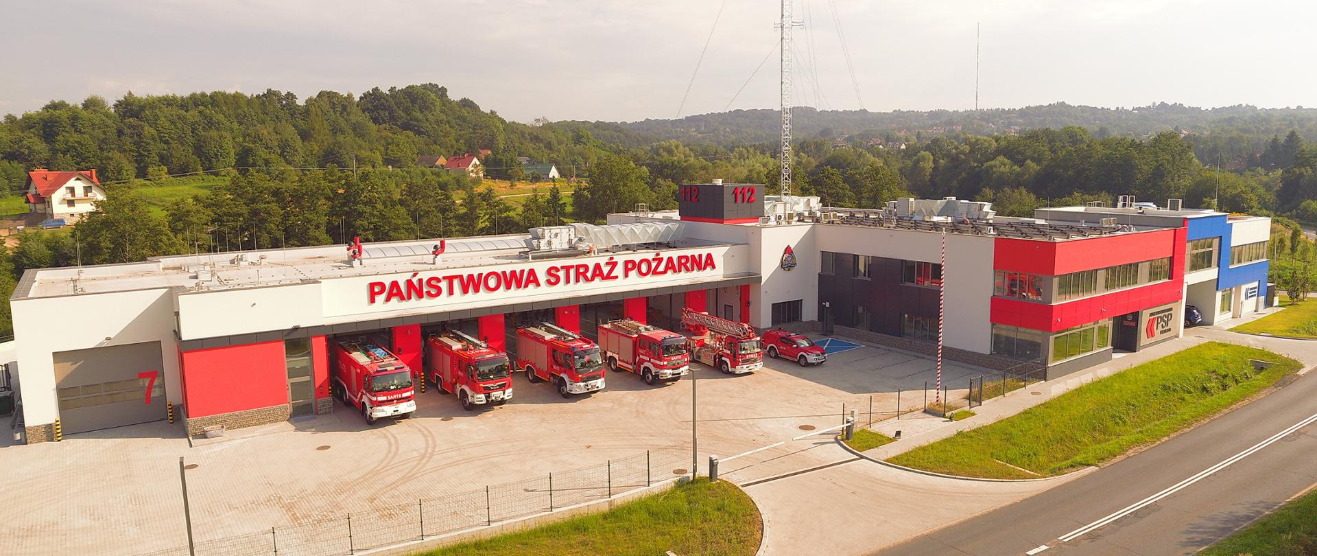 na zdjęciu nowa siedziba Komendy Powiatowej PSP w Wieliczce. Przed bramami garażowymi samochody ratowniczo gaśnicze