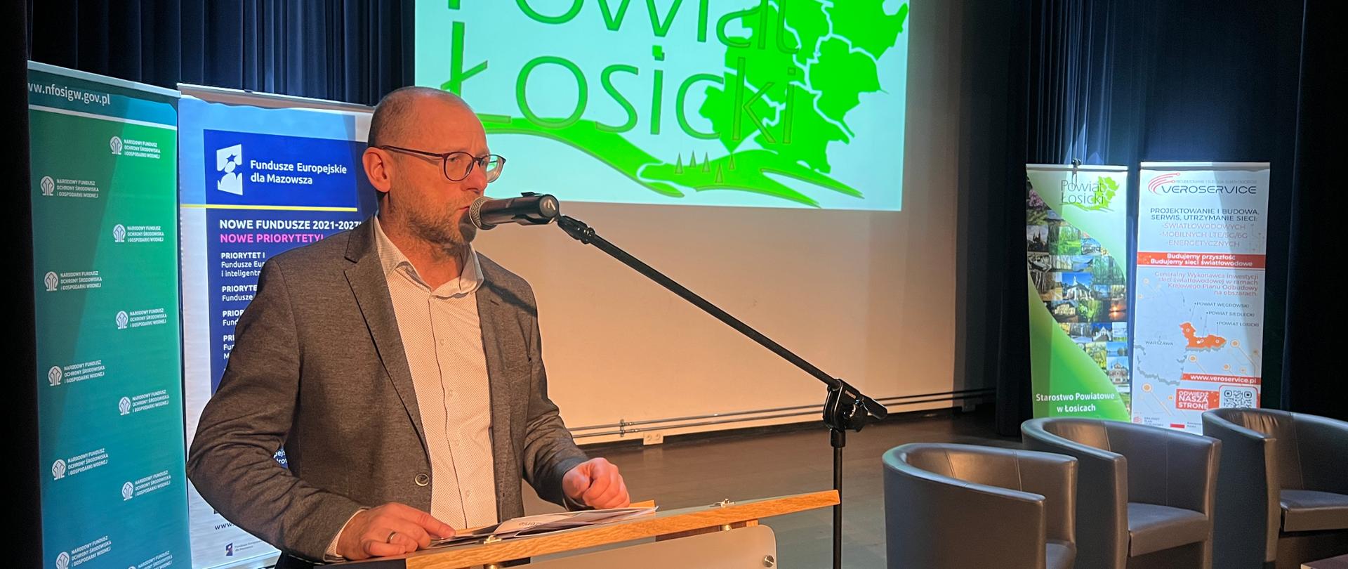 Na zdjęciu widać mężczyznę