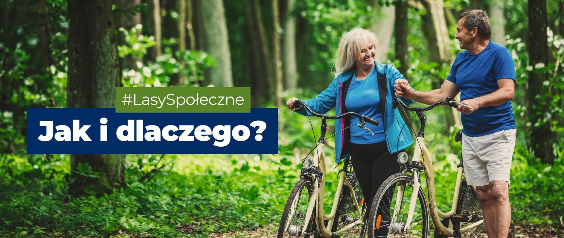 na zdjęciu widnieje para: kobieta i mężczyzna na rowerach w lesie. Na zdjęciu jest napis: #LasySpołeczne, Jak i dlaczego?