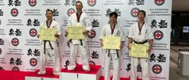 Zdjęcie przedstawia czterech zawodników na podium w mistrzowskim turnieju karate kyokushin – Tokio listopad 2023
