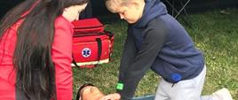 Dzieci prowadzą resuscytację krążeniowo-oddechową na manekinie szkoleniowym