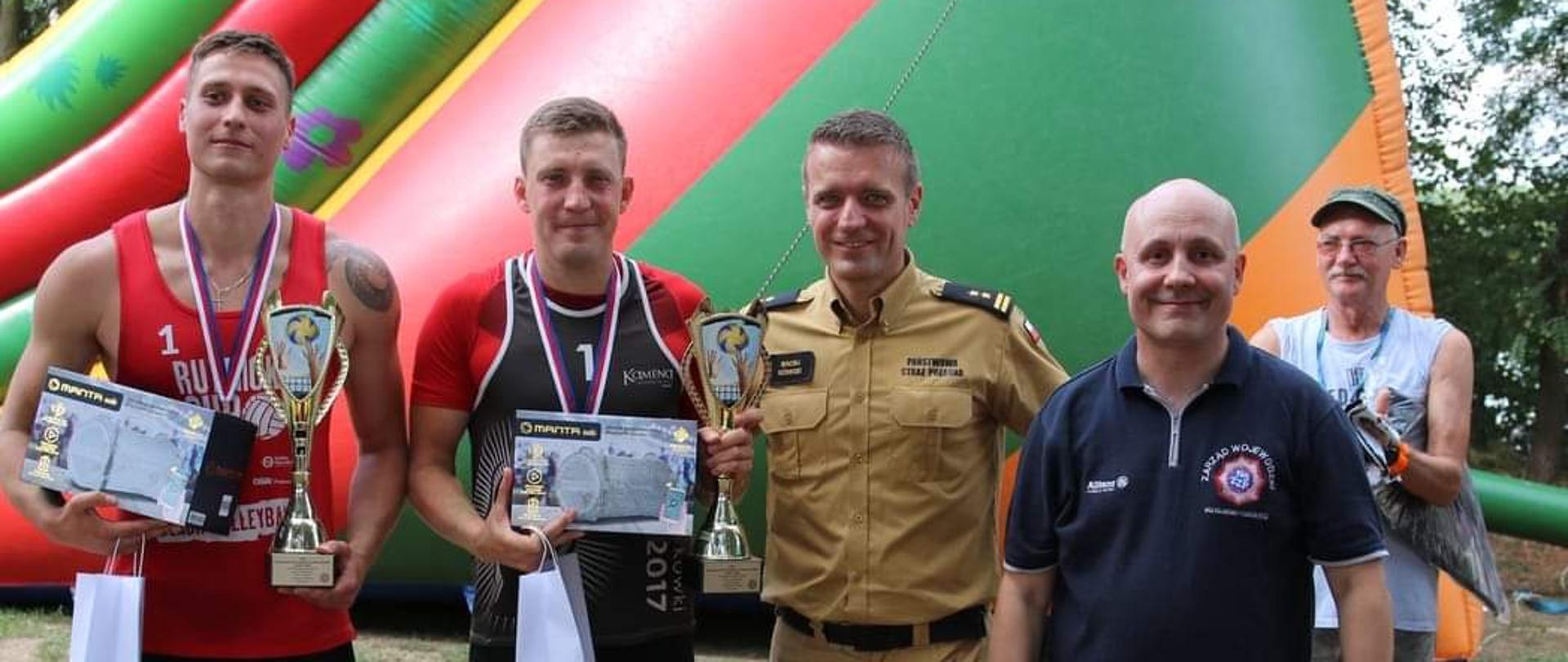 Zdjęcie przedstawia Komendanta Powiatowego PSP w Radziejowie oraz funkcjonariuszy, którzy zajęli pierwsze miejsce w turnieju.