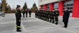 Na zdjęciu strażacy z JRG 1 Płock podczas uroczystej zmiany służby z okazji 11 listopada.