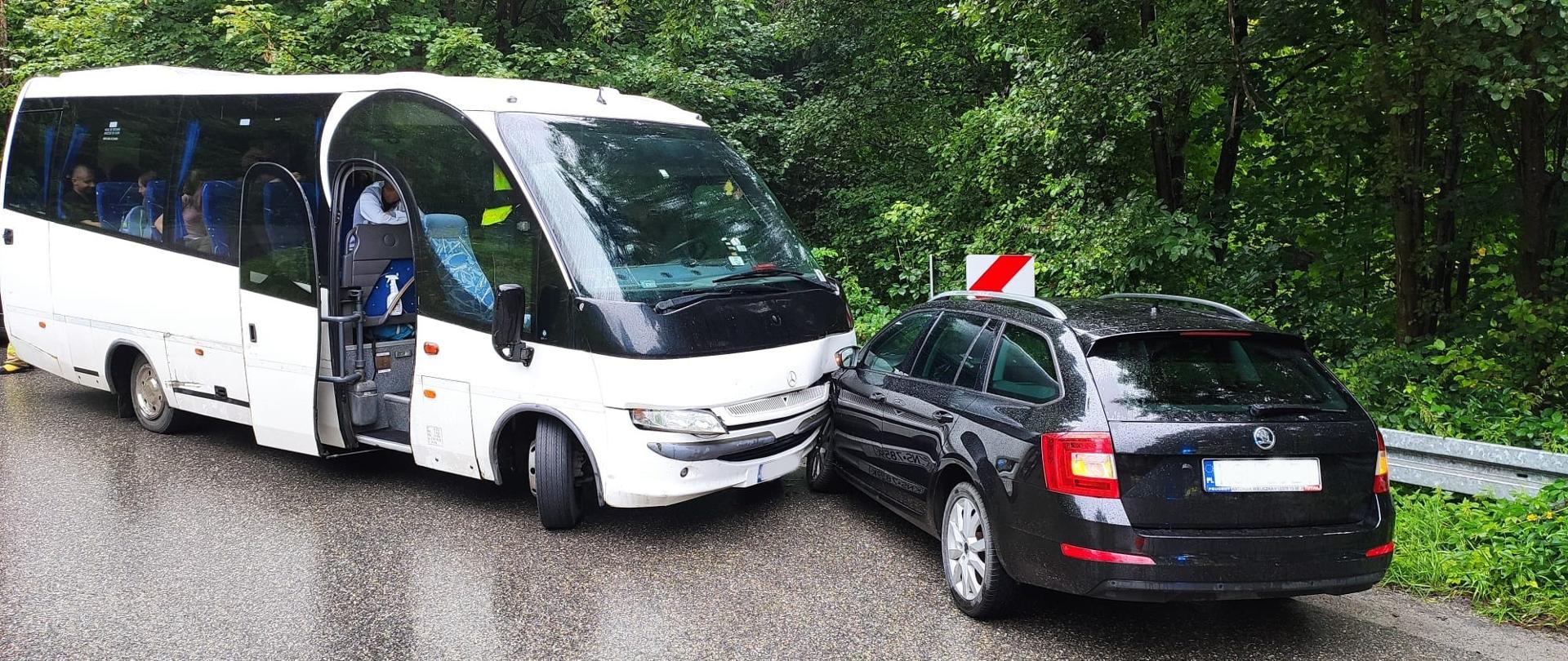 Zdjęcie przedstawie zderzenie autobusu z samochodem osobowym.