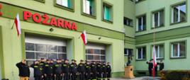 roczysta zmiana służby. Strażacy w dwuszeregu. Poczet flagowy w trakcie podnoszenia flagi państwowej.