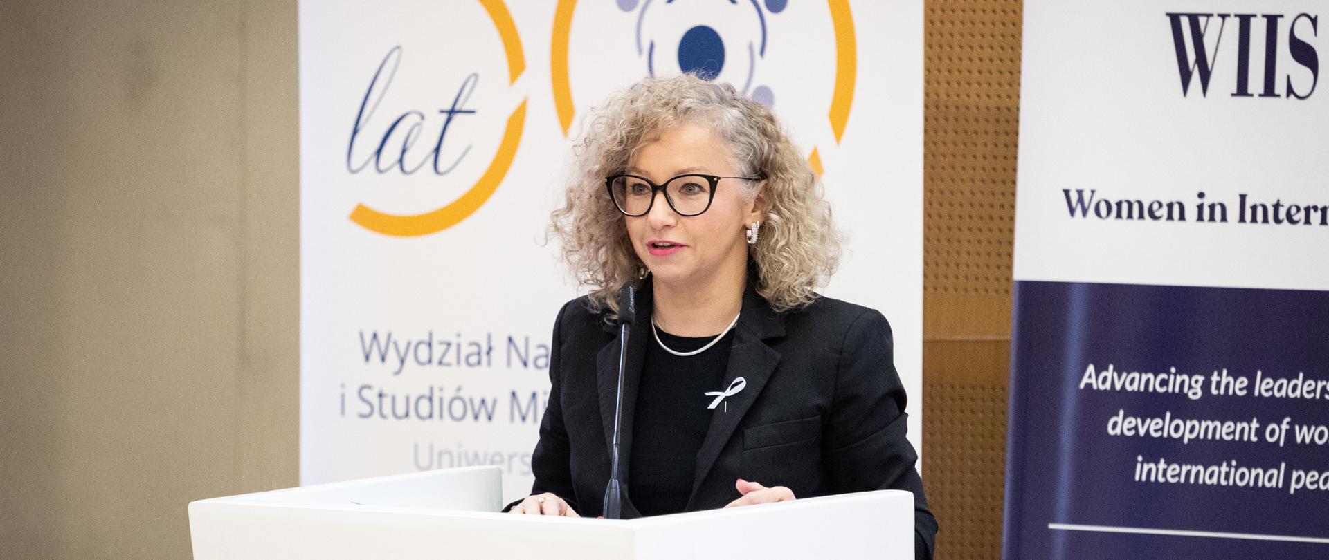 Sekretarz Stanu w KPRM Katarzyna Kotula przemawiająca podczas konferencji na Uniwersytecie Warszawskim