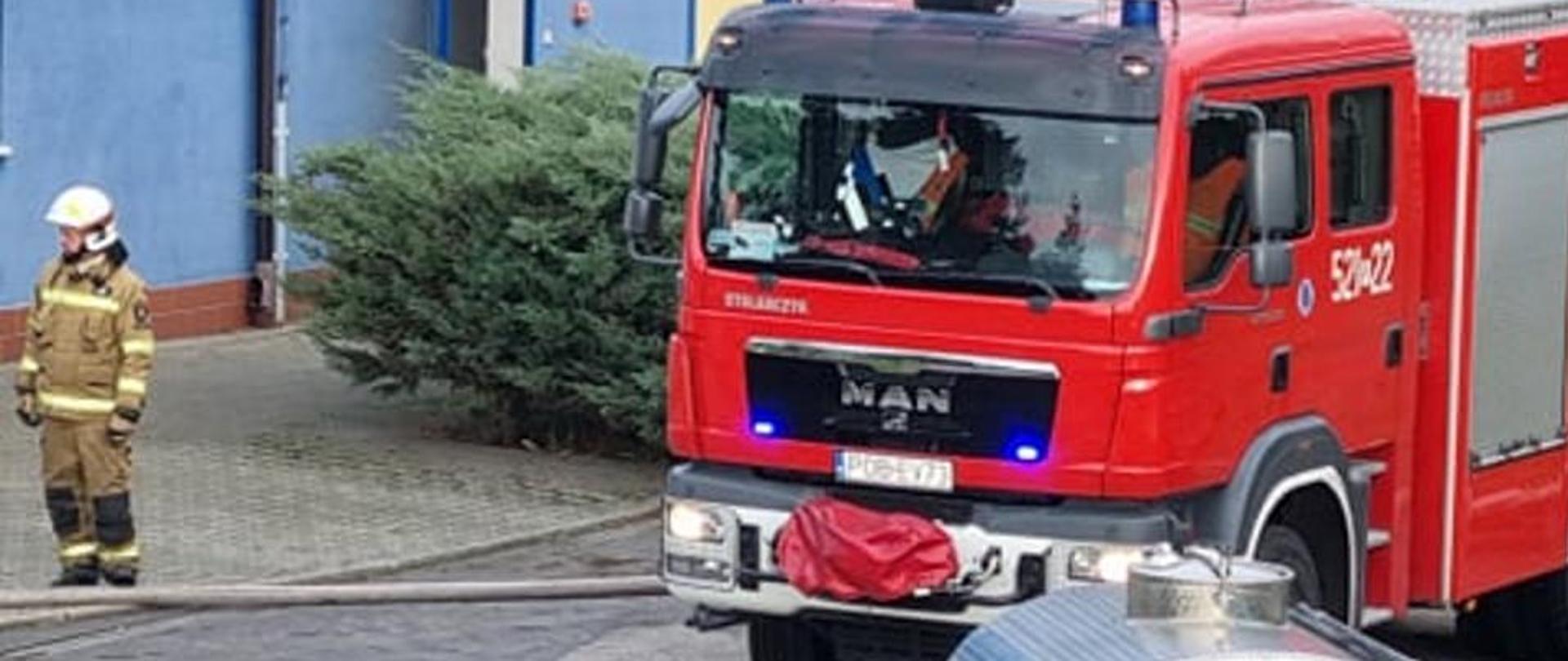 Zdjęcie przedstawia samochody pożarnicze na terenie Oczyszczalni Ścieków podczas ćwiczeń. 