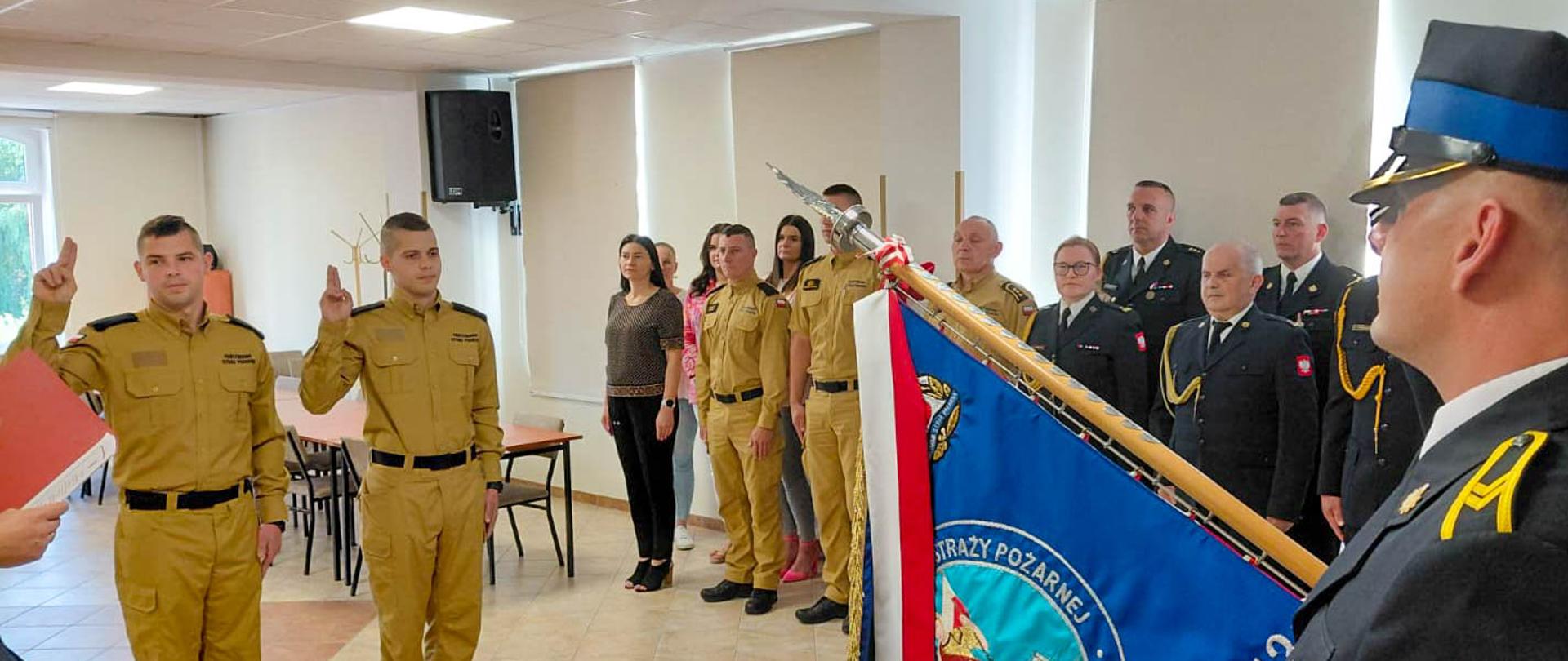 Zdjęcie przedstawia funkcjonariuszy składających przesięgę