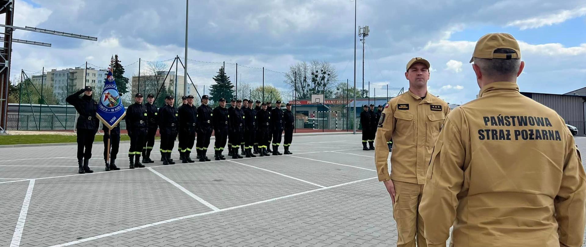 Składanie meldunku zastępcy świętokrzyskiego komendanta wojewódzkiego PSP 