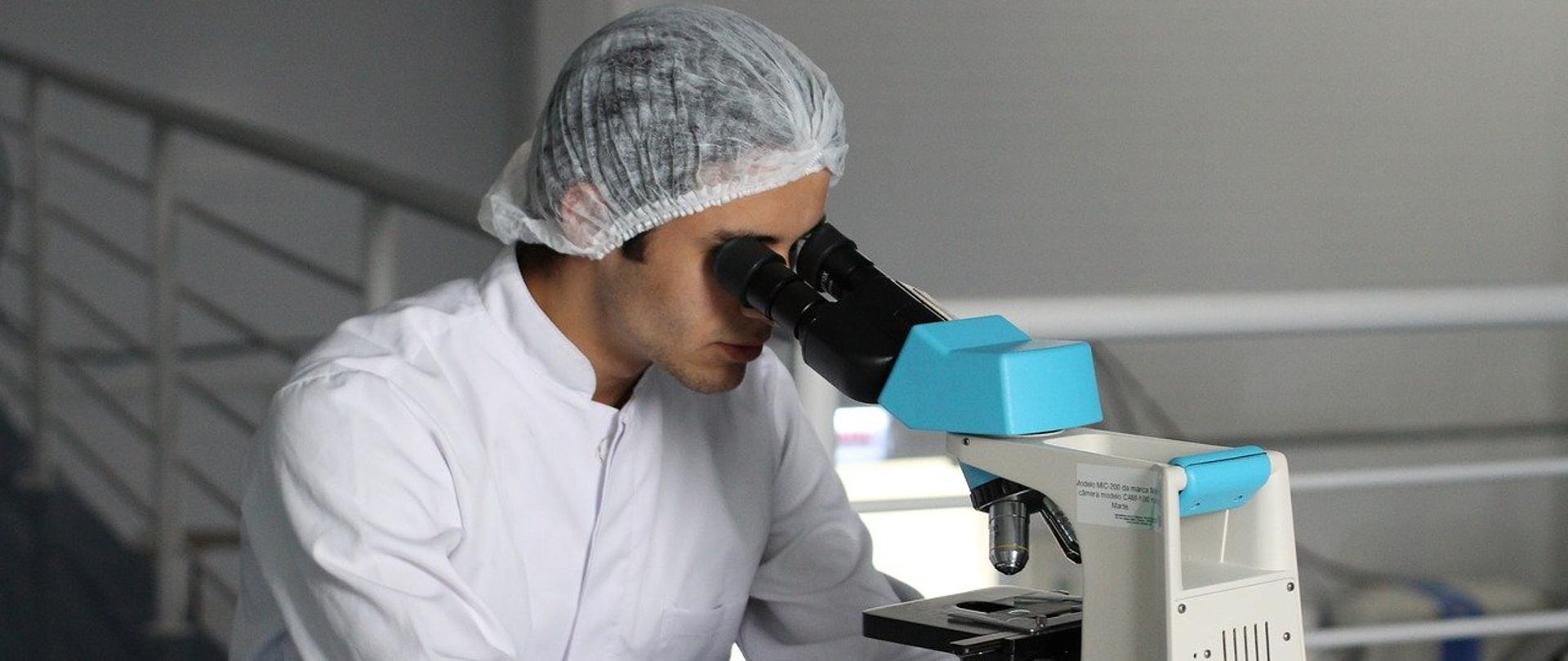 Lekarz badający za pomocą mikroskopu