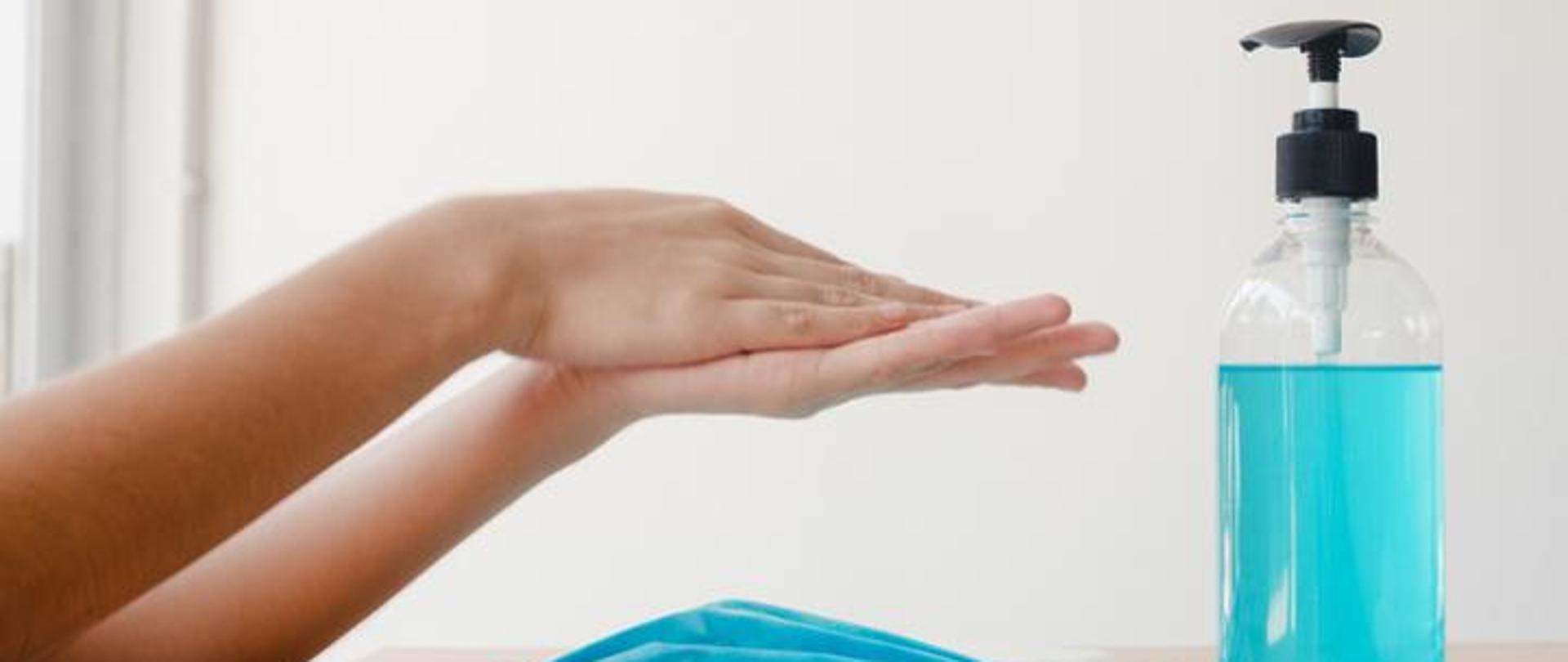 Ręce płyn z dozownikiem i maseczką.