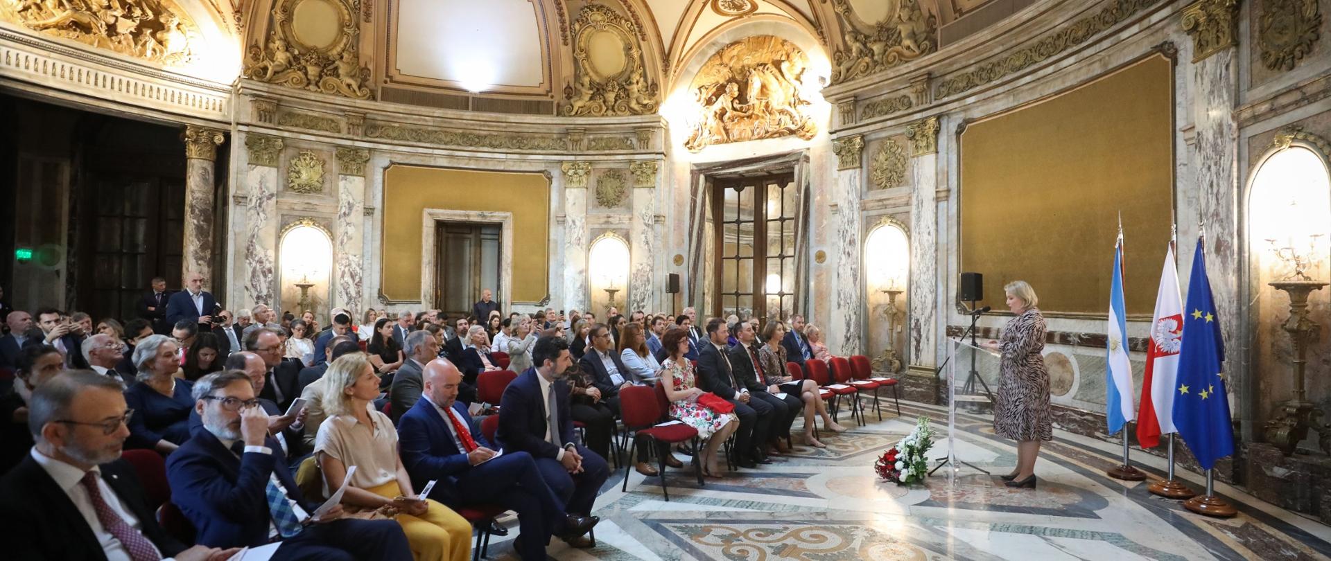 mujer habla y publico escucha