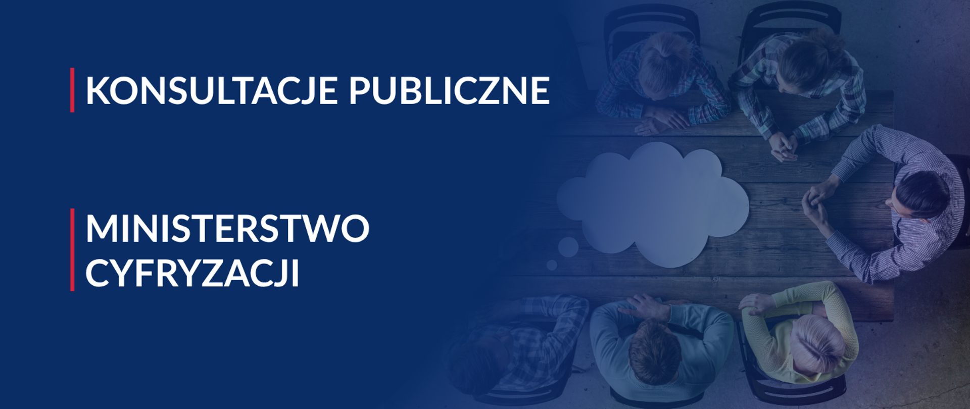 Grafika informacyjna dotycząca konsultacji publicznych Ministerstwa Cyfryzacji. Po prawej stronie widok z góry na osoby siedzące przy stole konferencyjnym wokół symbolu chmurki dialogowej. Po lewej stronie znajduje się napis: „Konsultacje publiczne. Ministerstwo Cyfryzacji”.