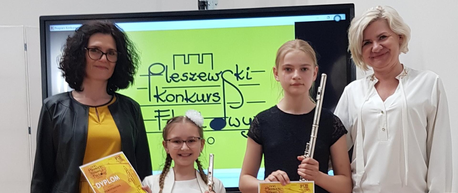 Od lewej: pani Anna Wojtowicz, Natalia Paliwoda, Lena Ganowska, pani Anna Muszkieta.