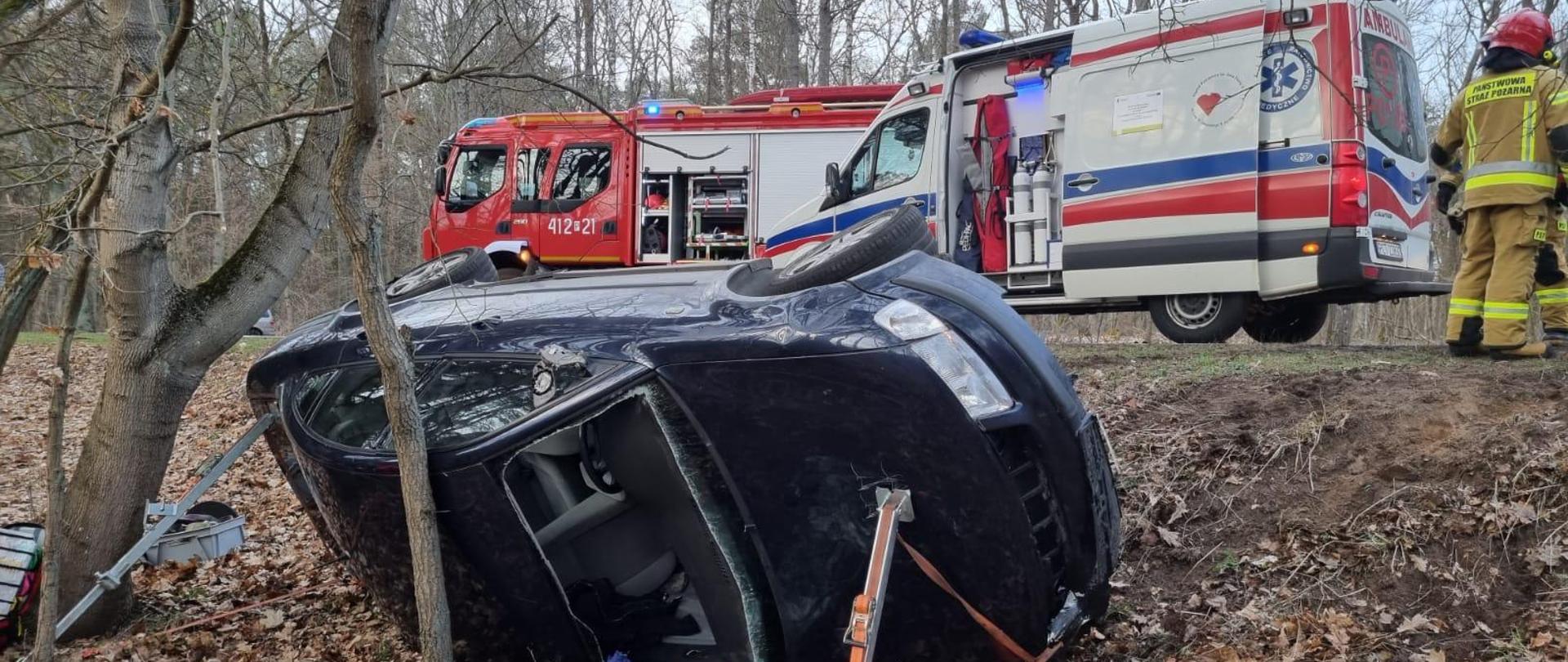 Samochód osobowy w rowie na drodze wojewódzkiej 177.