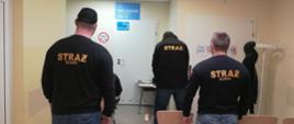 Na zdjęciu widać druhów z jednostki Ochotniczej Straży Pożarnej w Śliwicach czekających w kolejce do punktu szczepień przeciwko COVID-19.