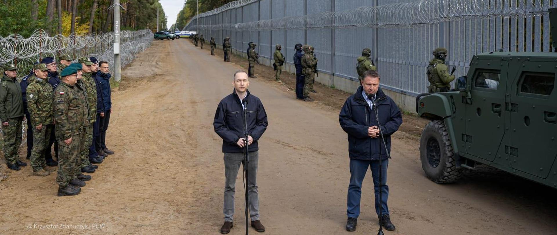 Wizyta ministra spraw wewnętrznych i administracji - Marcina Kierwińskiego oraz wiceministra obrony narodowej - Cezarego Tomczyka na granicy polsko-białoruskiej w Połowcach