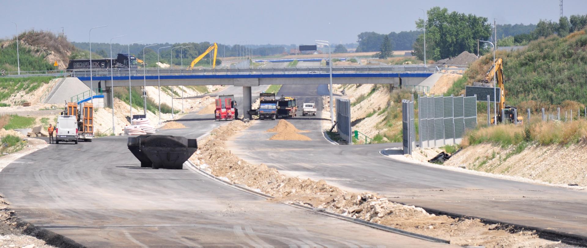 Trwające układanie nawierzchni na budowie drogi ekspresowej S17. 