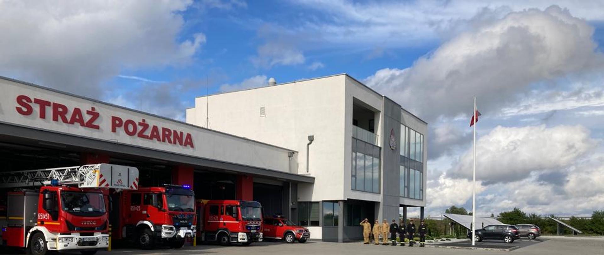 Zdjęcie przedstawia strażaków, którzy uczcili pamięć poległym w Powstaniu Warszawskim 