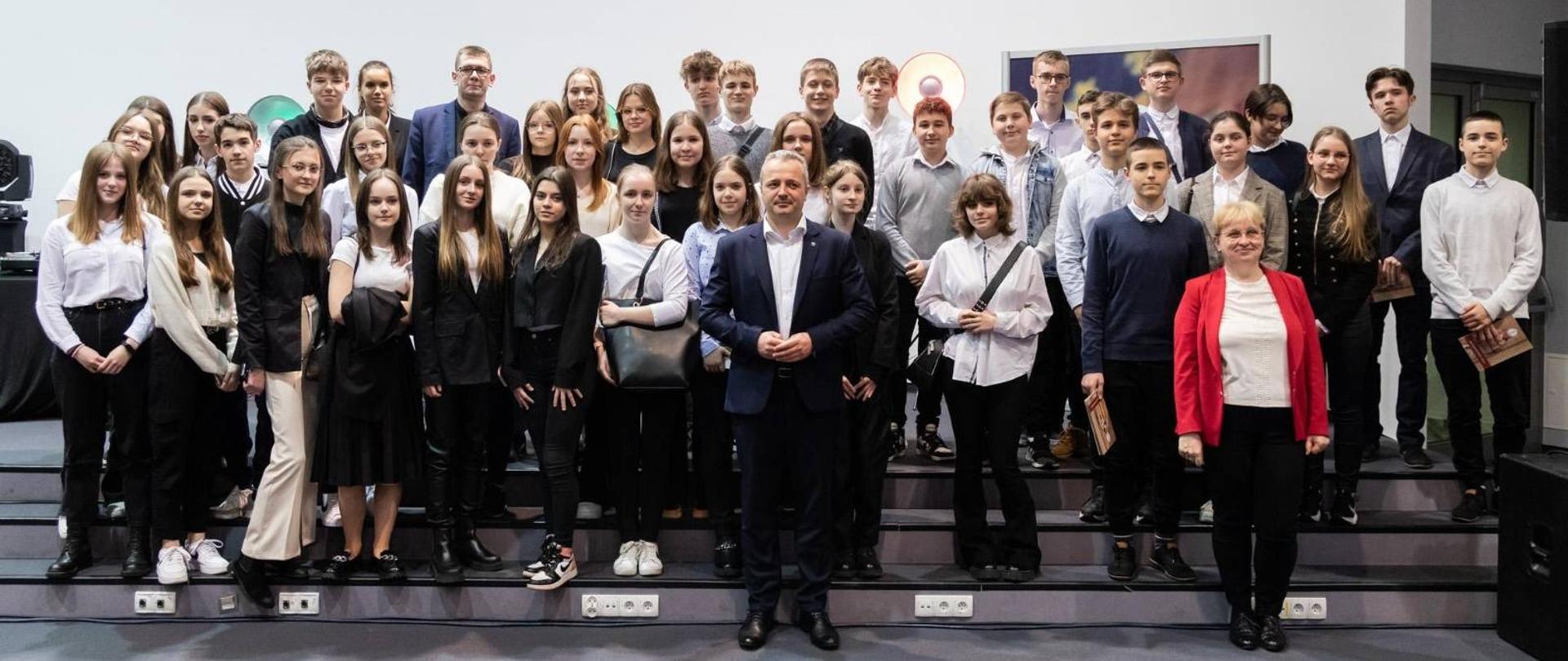 
Grupa ludzi w sali konferencyjnej
