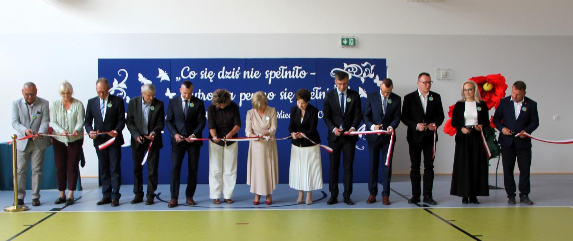 Na zdjęciu widać kobiety i mężczyzn