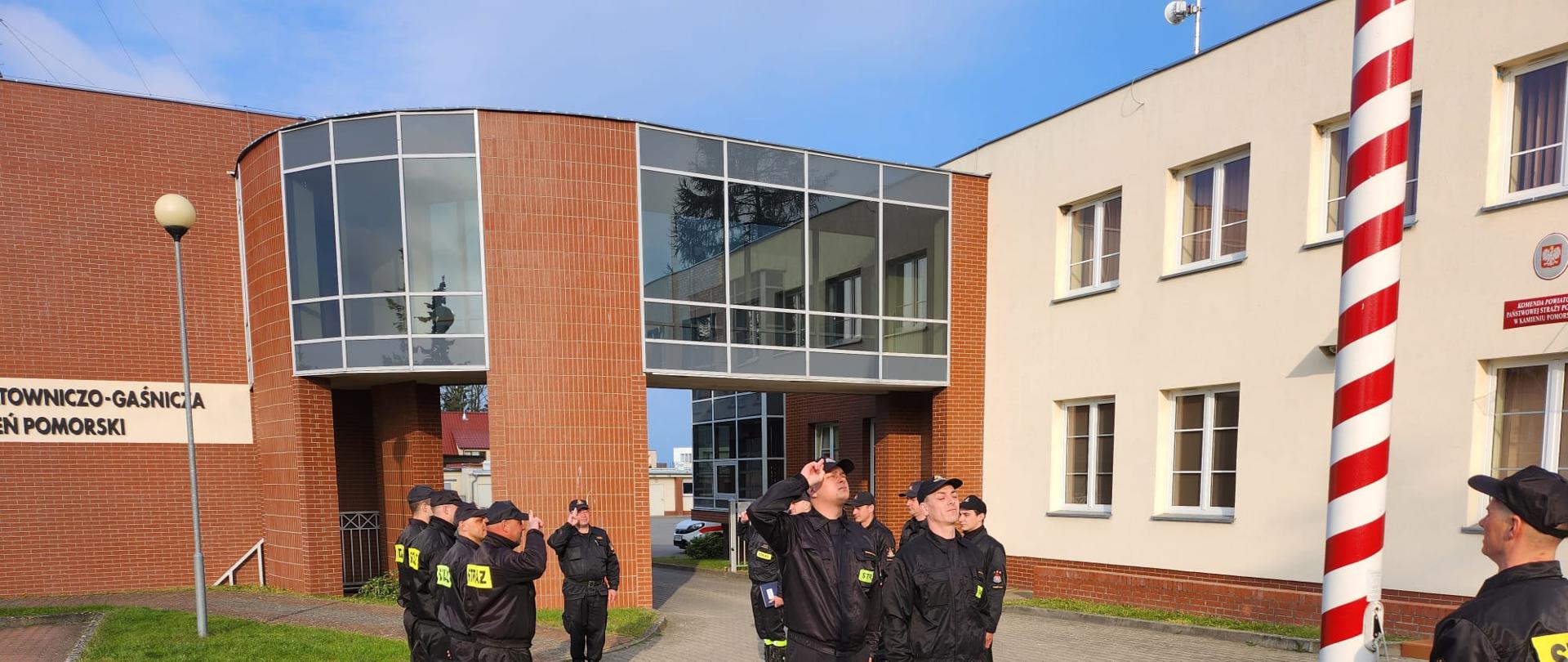 oddanie honorów przed flagą RP