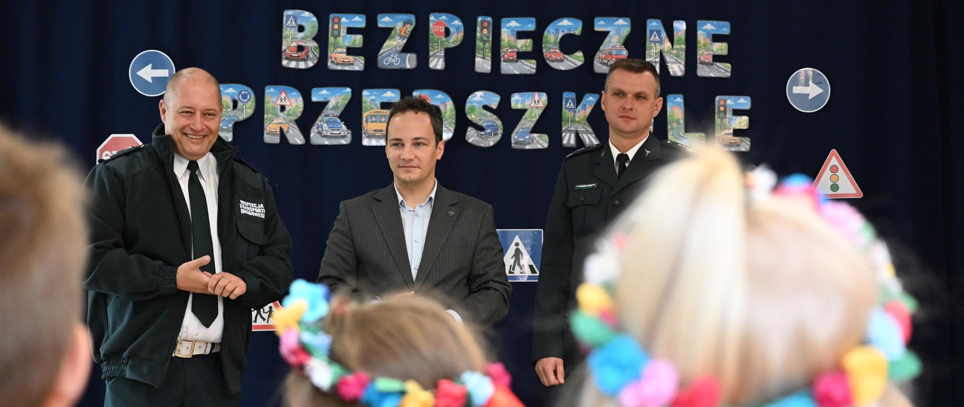 Lekcja inaugurująca akcję „Odblaskowa drużyna” odbyła się w Przedszkolu Niepublicznym „Hania" w Zakrzewie. Zajęcia rozpoczęli (od lewej): I Zastępca Mazowieckiego Wojewódzkiego Inspektora Transportu Drogowego Marcin Ciężkowski, Wicewojewoda Mazowiecki Patryk Fajdek i Mazowiecki Wojewódzki Inspektor Transportu Drogowego Zbigniew Kapciak.