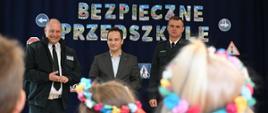 Lekcja inaugurująca akcję „Odblaskowa drużyna” odbyła się w Przedszkolu Niepublicznym „Hania" w Zakrzewie. Zajęcia rozpoczęli (od lewej): I Zastępca Mazowieckiego Wojewódzkiego Inspektora Transportu Drogowego Marcin Ciężkowski, Wicewojewoda Mazowiecki Patryk Fajdek i Mazowiecki Wojewódzki Inspektor Transportu Drogowego Zbigniew Kapciak. 