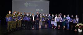 Zdjęcie przedstawia laureatów konkursu "Bohaterowie walki z COVID-19"