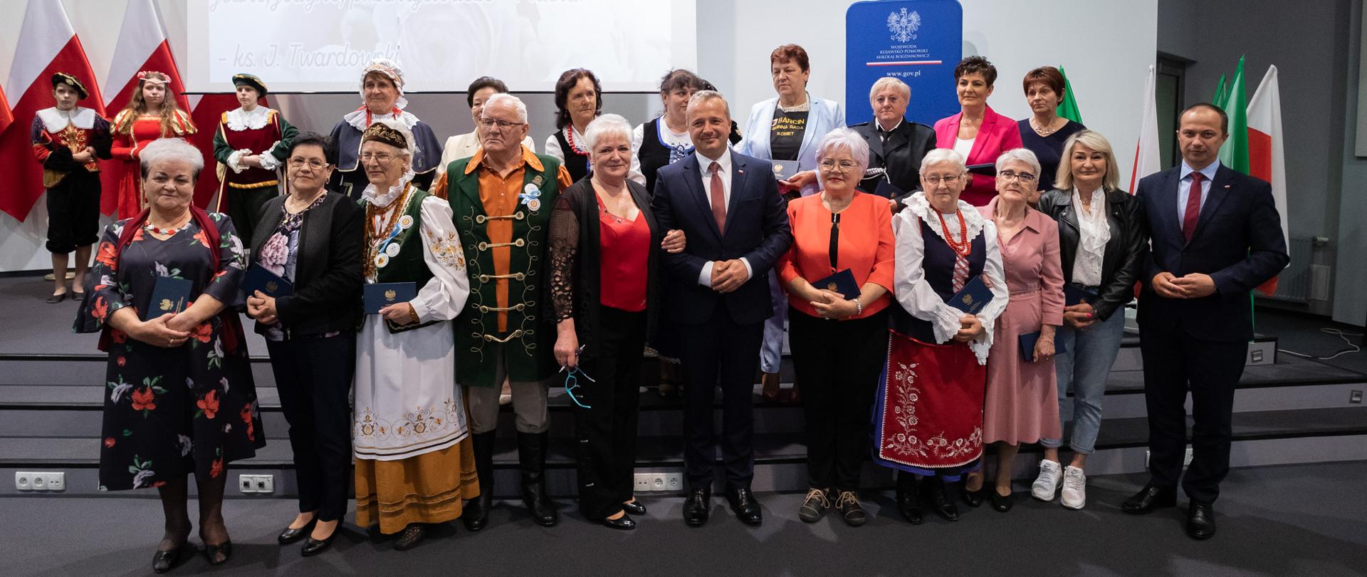 
Grupa ludzi na scenie
