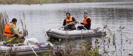 Podczas ćwiczeń ratownictwa wodnego strażacy OSP prowadzili działania na zbiorniku Kozieławy, korzystając z pneumatycznych pontonów. Na zdjęciu widać dwie załogi – jedna podpływa pontonem do brzegu, a druga wiosłuje w kierunku stanowiska zadaniowego. Ćwiczenia miały na celu doskonalenie umiejętności poruszania się po akwenie oraz realizacji podstawowych działań poszukiwawczo-ratowniczych na wodzie.