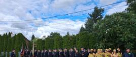 Pododdział strażaków ochotników podczas uroczystości przekazania samochodów.