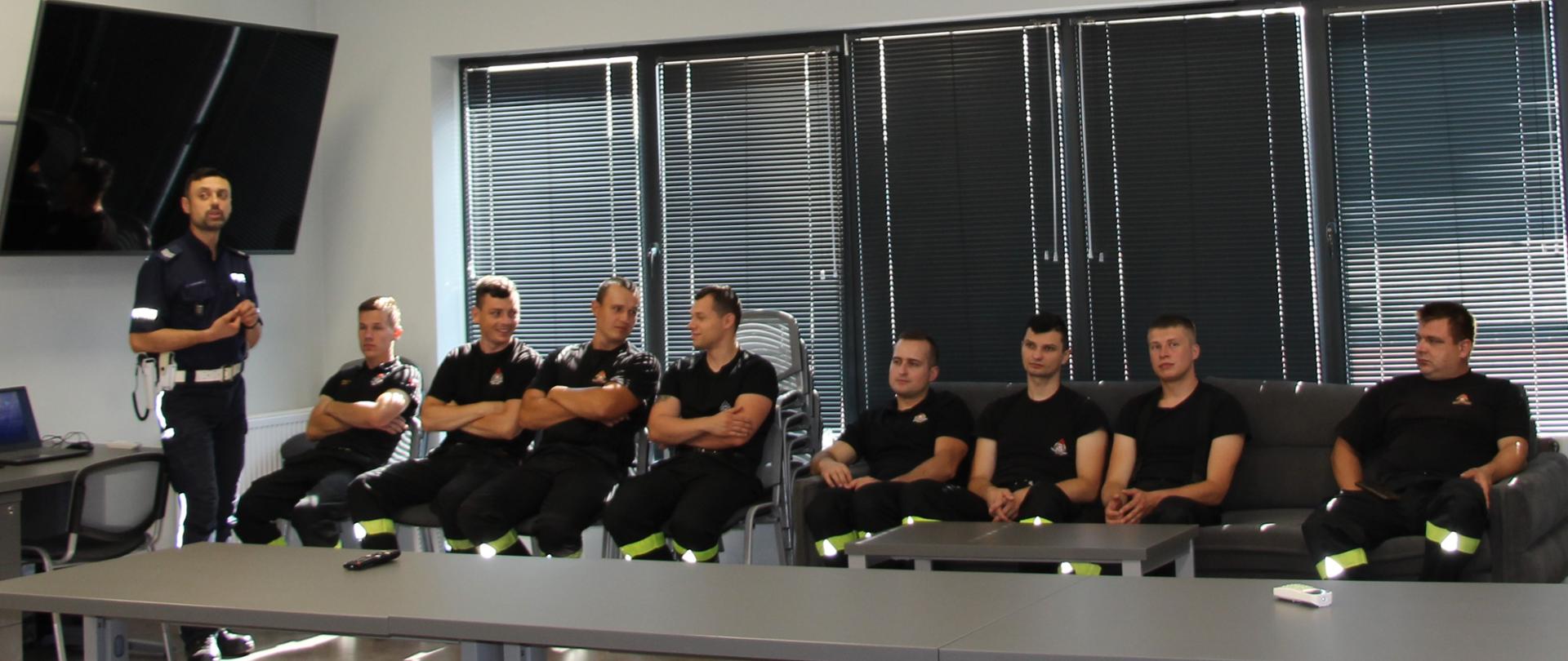 Na zdjęciu przedstawiono szkolenie przeprowadzone w Jednostce Ratowniczo-Gaśniczej Nr 1 w Kielcach. Po lewej stronie prelegent a dalej słuchający go strażacy.