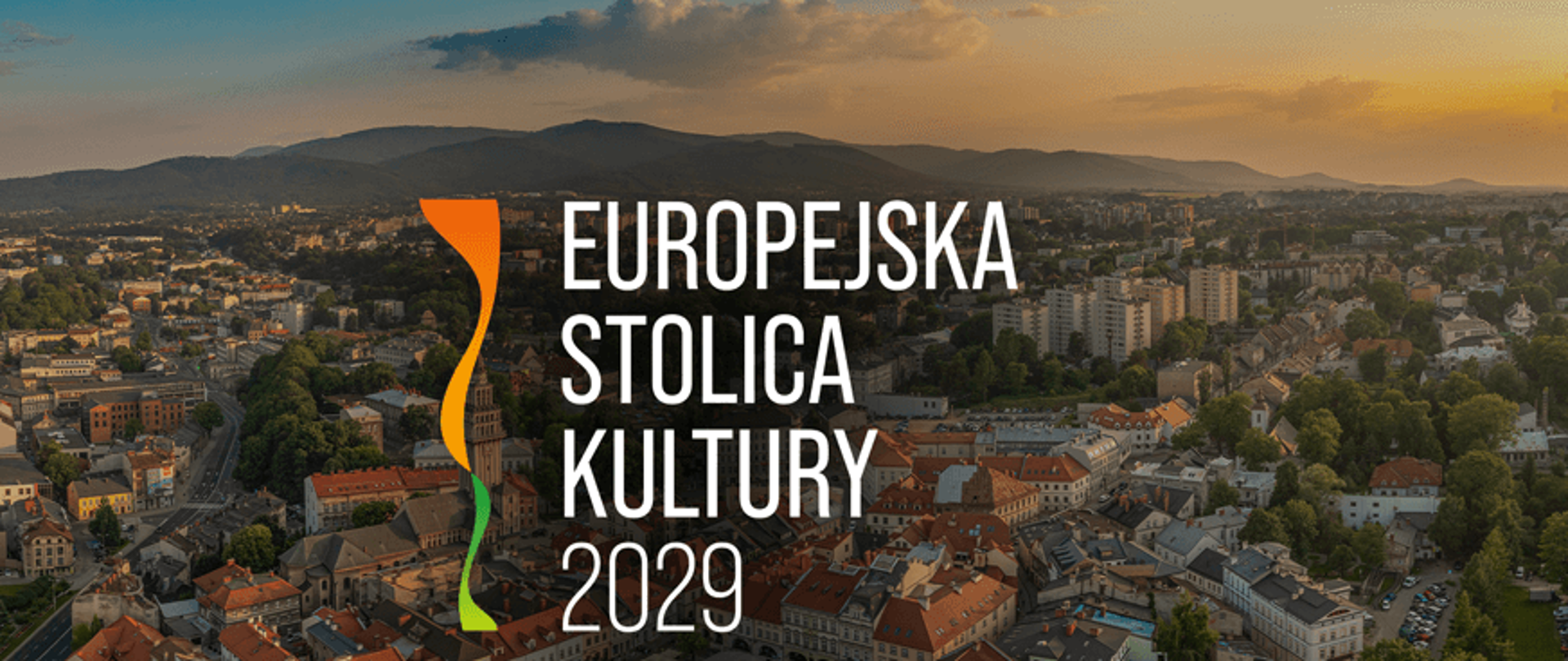 Napis Bielsko-Biała Europejska Stolica Kultury, miasto kandydujące, w tle panorama miasta